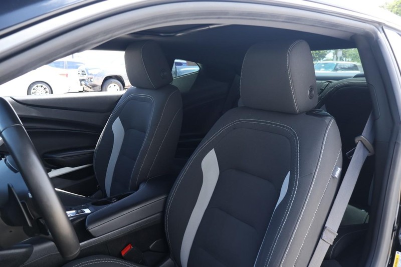 Chevrolet Camaro Vehicle Full-screen Gallery Image 18