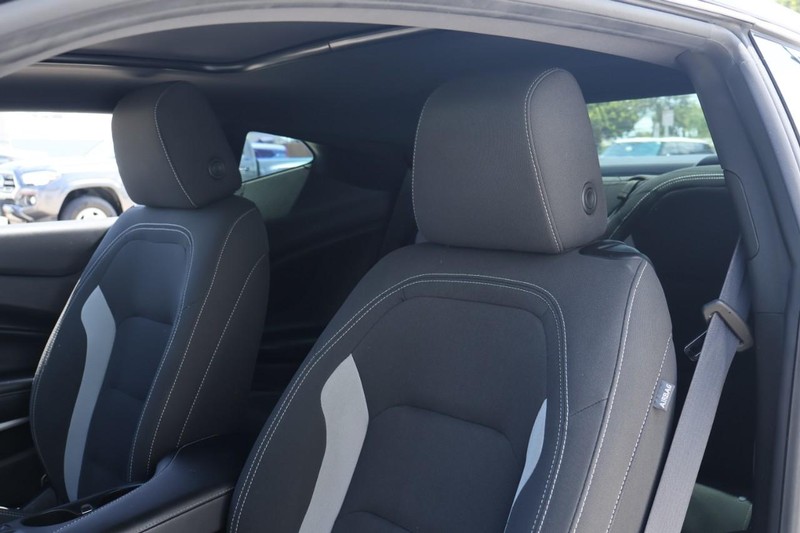 Chevrolet Camaro Vehicle Full-screen Gallery Image 19