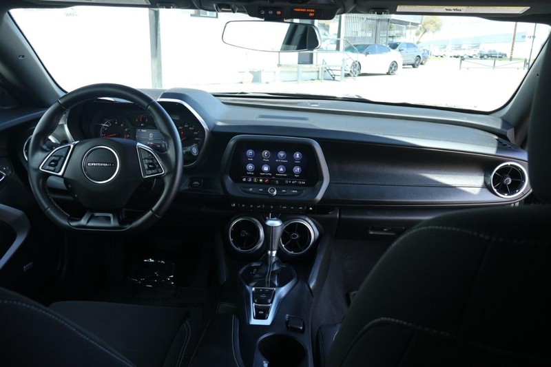 Chevrolet Camaro Vehicle Full-screen Gallery Image 24