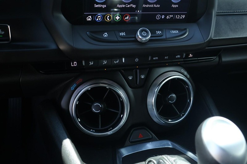 Chevrolet Camaro Vehicle Full-screen Gallery Image 34