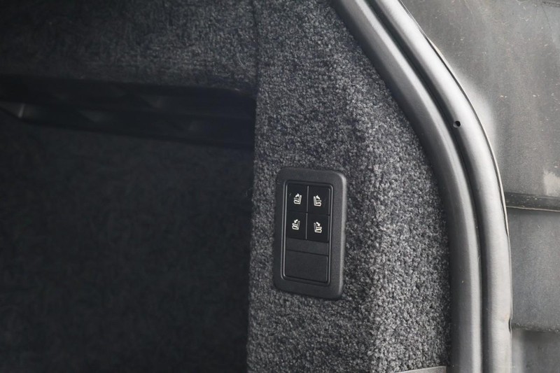 Land Rover Range Rover Vehicle Full-screen Gallery Image 11