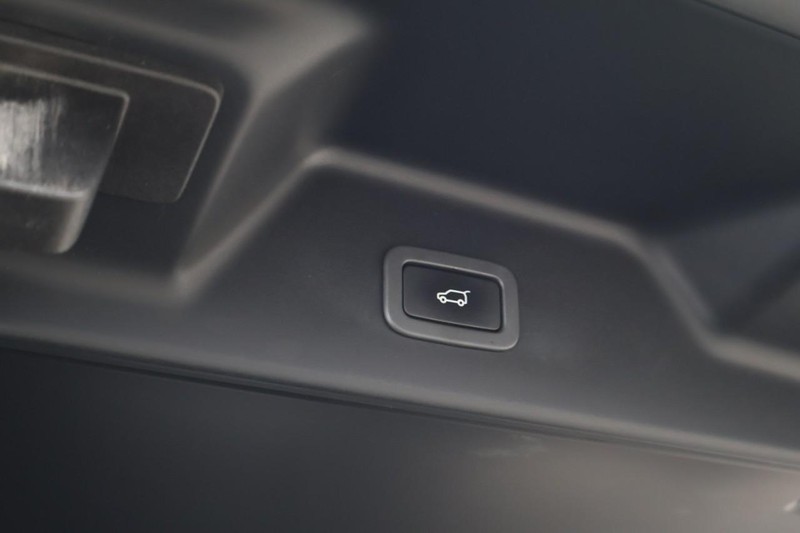 Land Rover Range Rover Vehicle Full-screen Gallery Image 12