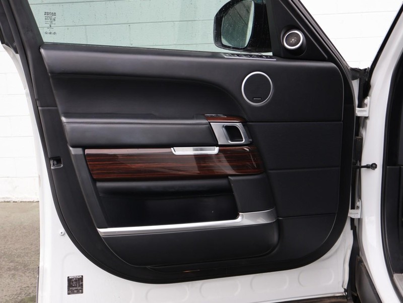 Land Rover Range Rover Vehicle Full-screen Gallery Image 18