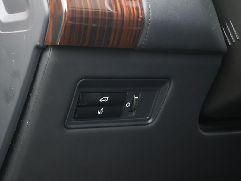 Land Rover Range Rover Vehicle Full-screen Gallery Image 22