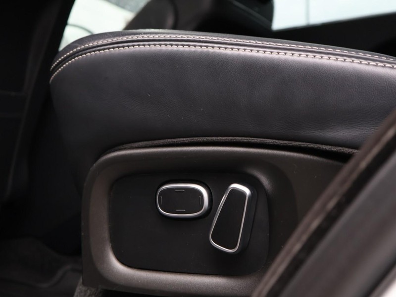 Land Rover Range Rover Vehicle Full-screen Gallery Image 23