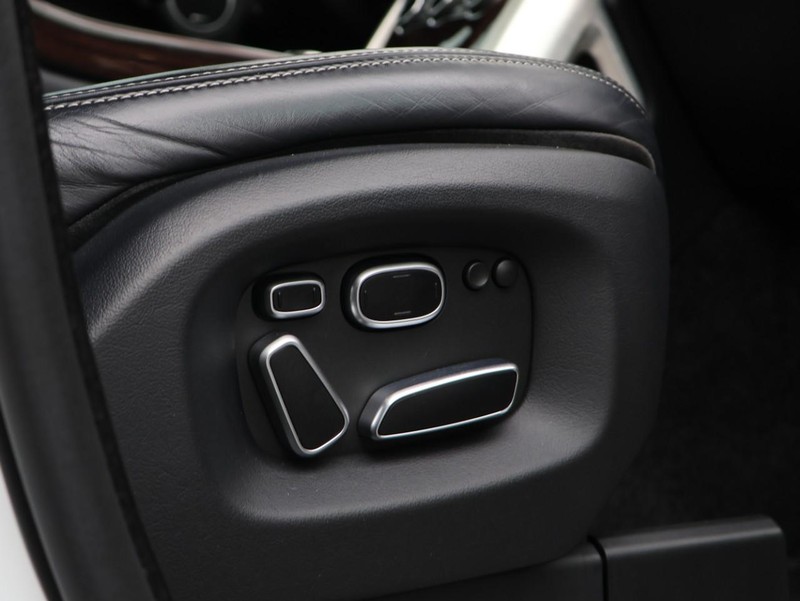 Land Rover Range Rover Vehicle Full-screen Gallery Image 27