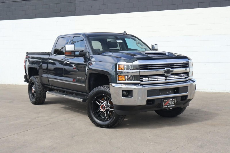 Chevrolet Silverado 2500HD Vehicle Full-screen Gallery Image 02