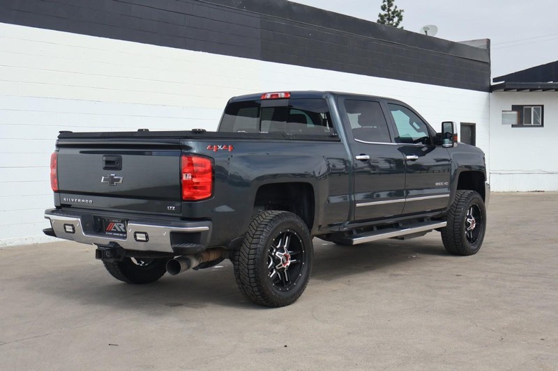 Chevrolet Silverado 2500HD Vehicle Full-screen Gallery Image 05