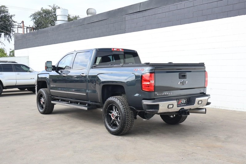 Chevrolet Silverado 2500HD Vehicle Full-screen Gallery Image 11