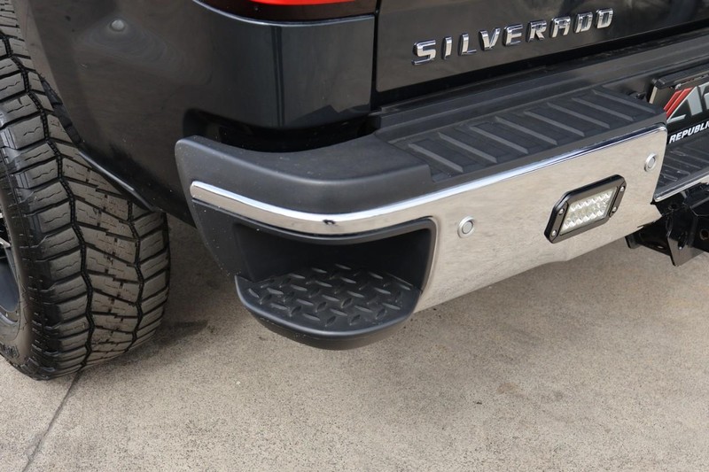 Chevrolet Silverado 2500HD Vehicle Full-screen Gallery Image 13