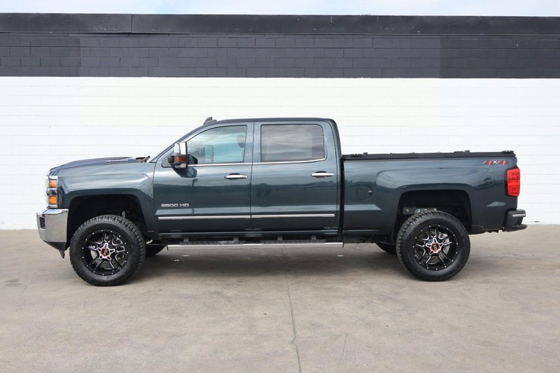 Chevrolet Silverado 2500HD Vehicle Full-screen Gallery Image 14