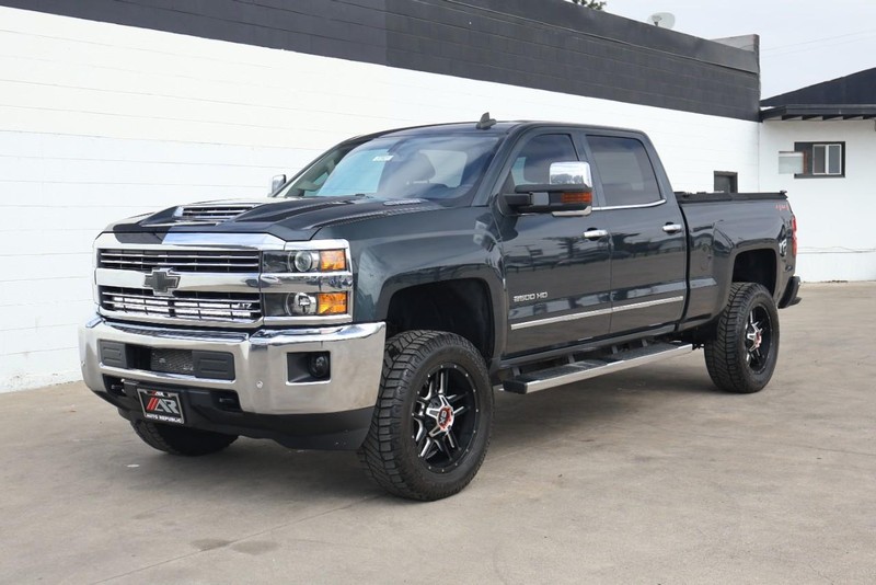Chevrolet Silverado 2500HD Vehicle Full-screen Gallery Image 15