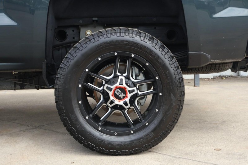 Chevrolet Silverado 2500HD Vehicle Full-screen Gallery Image 20