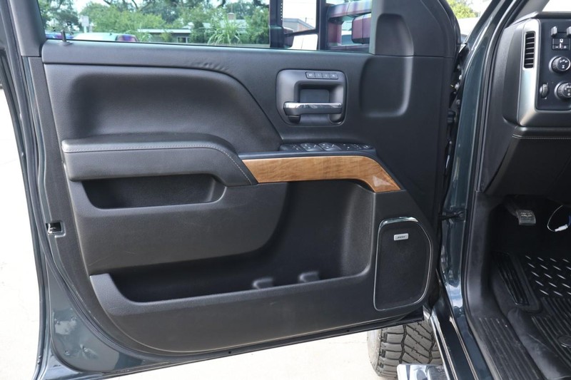 Chevrolet Silverado 2500HD Vehicle Full-screen Gallery Image 21