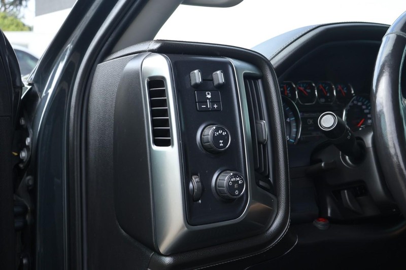 Chevrolet Silverado 2500HD Vehicle Full-screen Gallery Image 23