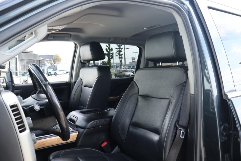 Chevrolet Silverado 2500HD Vehicle Full-screen Gallery Image 24