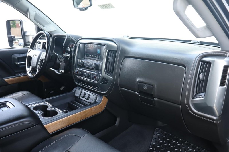 Chevrolet Silverado 2500HD Vehicle Full-screen Gallery Image 26