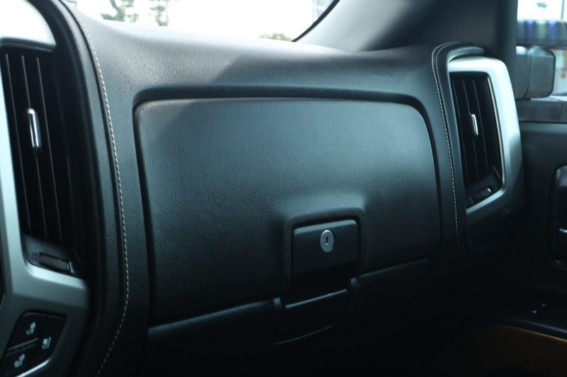 Chevrolet Silverado 2500HD Vehicle Full-screen Gallery Image 27