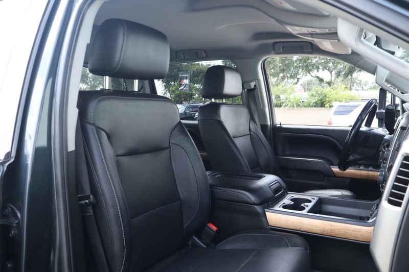 Chevrolet Silverado 2500HD Vehicle Full-screen Gallery Image 30