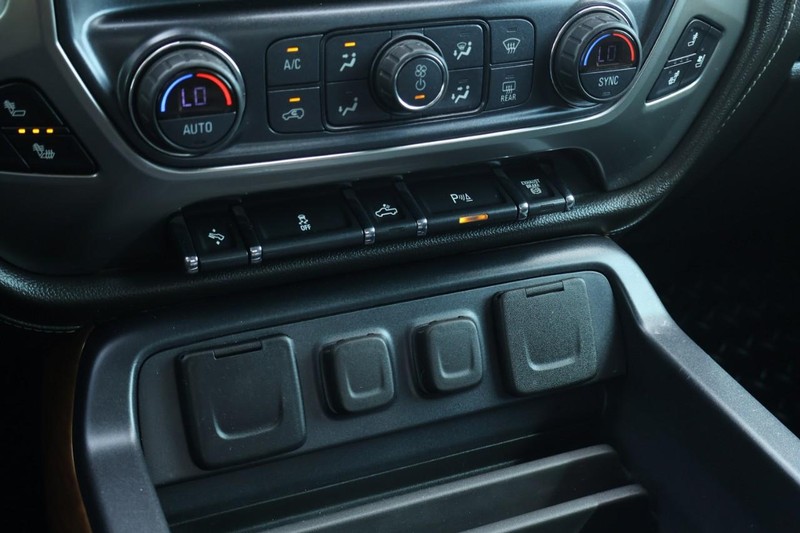 Chevrolet Silverado 2500HD Vehicle Full-screen Gallery Image 41