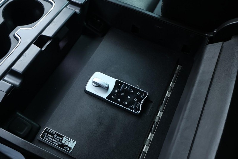 Chevrolet Silverado 2500HD Vehicle Full-screen Gallery Image 44