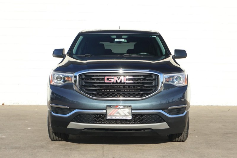 GMC Acadia Vehicle Full-screen Gallery Image 02