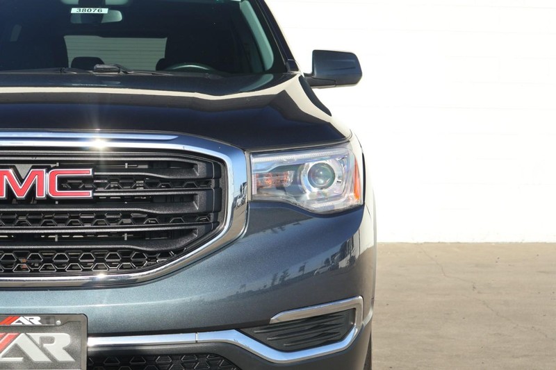 GMC Acadia Vehicle Full-screen Gallery Image 03