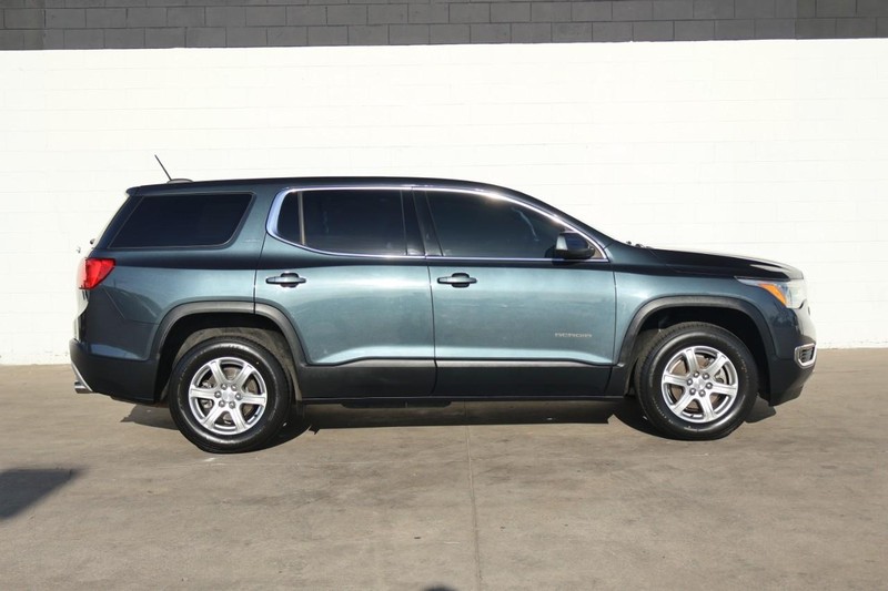 GMC Acadia Vehicle Full-screen Gallery Image 04
