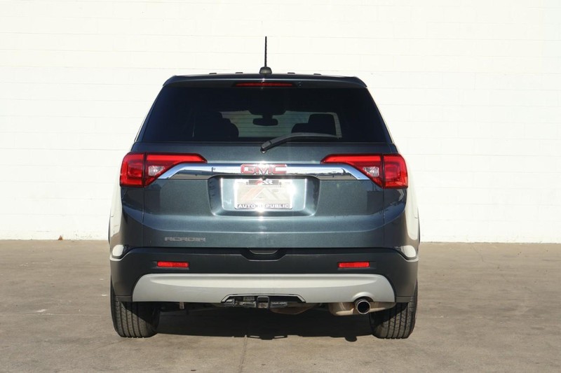 GMC Acadia Vehicle Full-screen Gallery Image 06