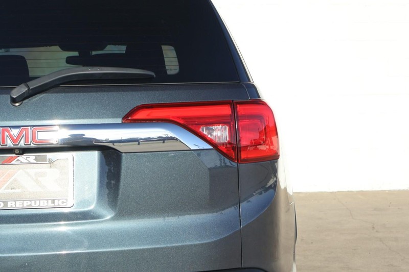 GMC Acadia Vehicle Full-screen Gallery Image 07