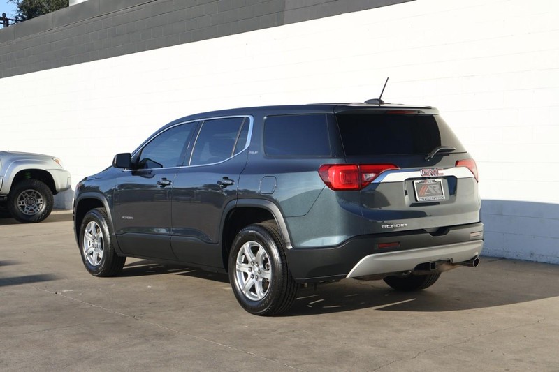GMC Acadia Vehicle Full-screen Gallery Image 11