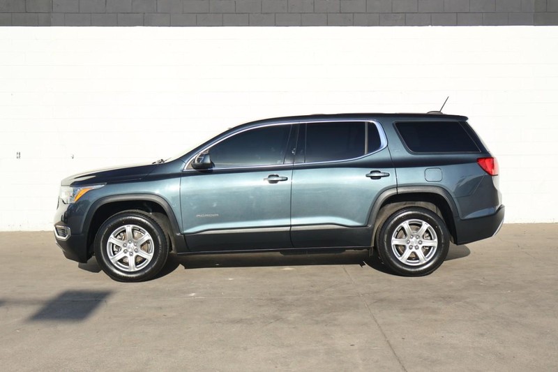 GMC Acadia Vehicle Full-screen Gallery Image 12