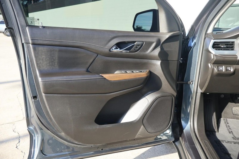 GMC Acadia Vehicle Full-screen Gallery Image 16