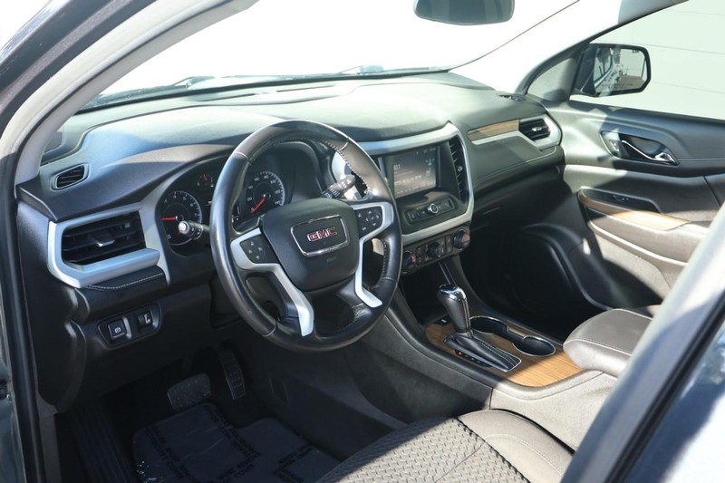 GMC Acadia Vehicle Full-screen Gallery Image 18