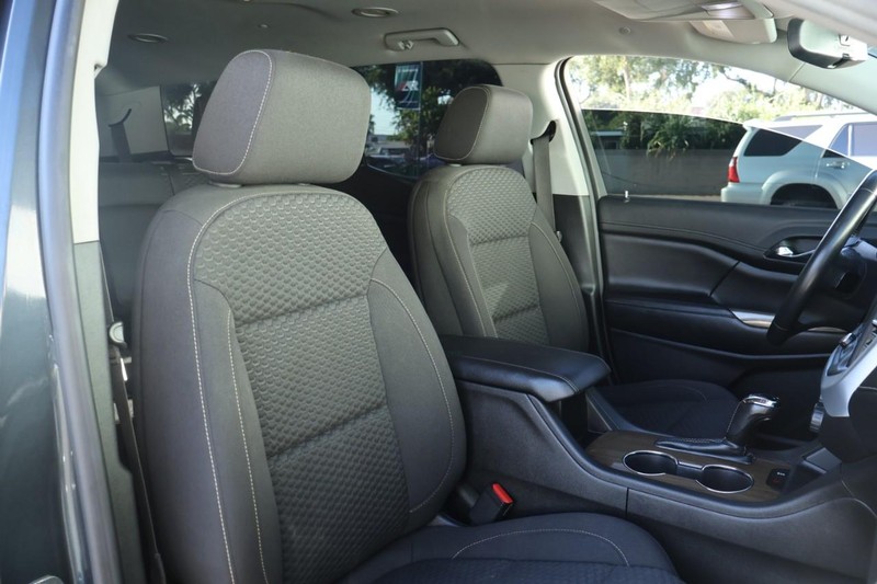 GMC Acadia Vehicle Full-screen Gallery Image 23