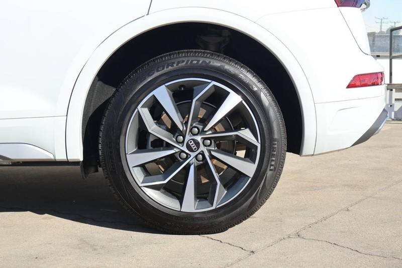 Audi Q5 Vehicle Full-screen Gallery Image 15