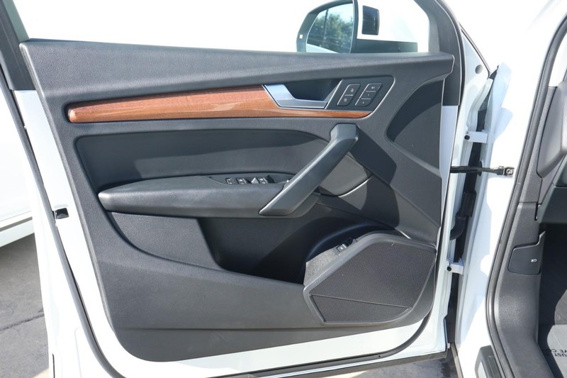 Audi Q5 Vehicle Full-screen Gallery Image 16