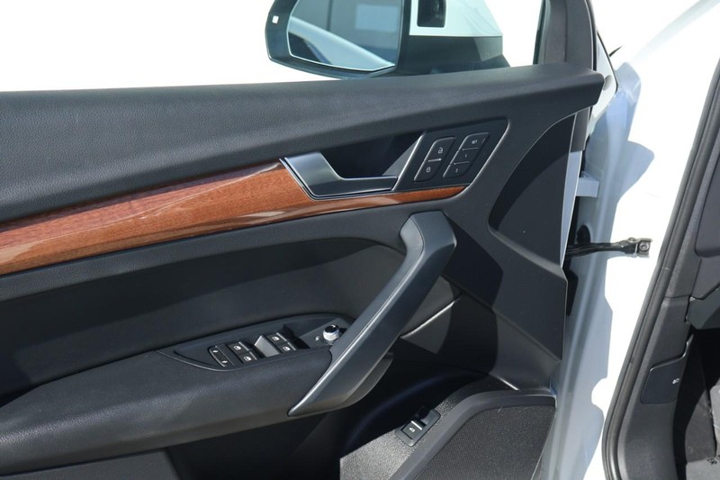 Audi Q5 Vehicle Full-screen Gallery Image 17