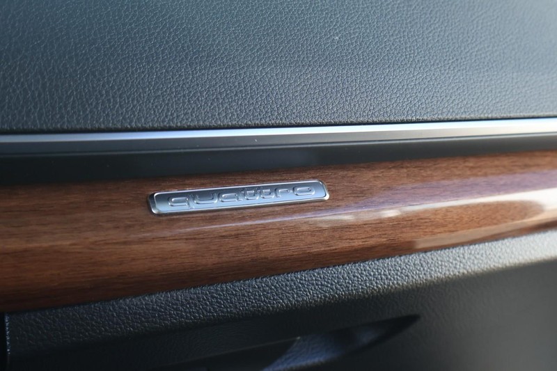 Audi Q5 Vehicle Full-screen Gallery Image 24