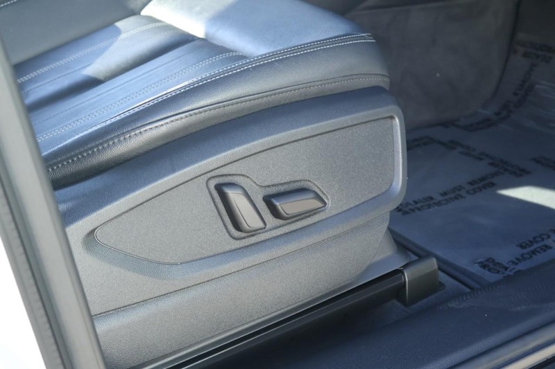 Audi Q5 Vehicle Full-screen Gallery Image 25