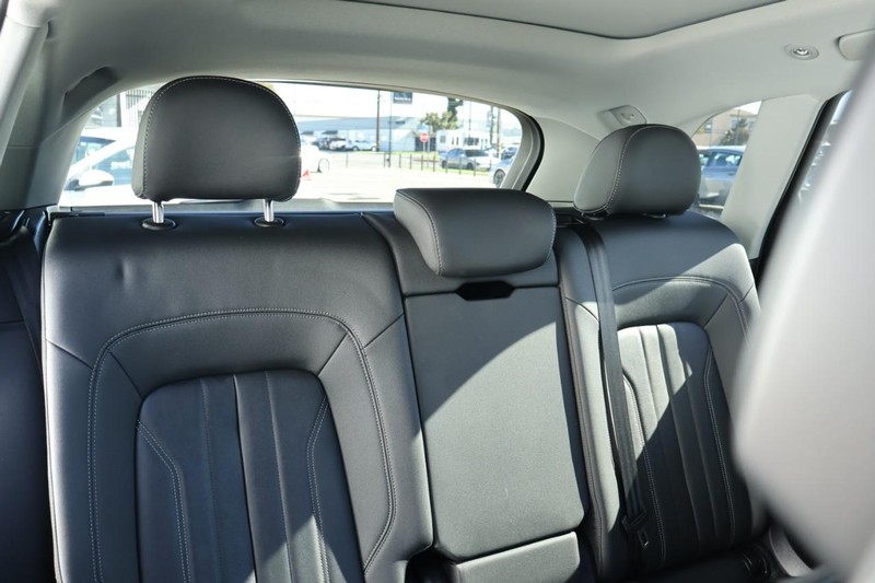 Audi Q5 Vehicle Full-screen Gallery Image 27