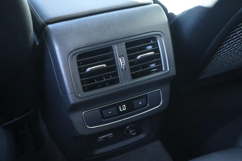 Audi Q5 Vehicle Full-screen Gallery Image 28