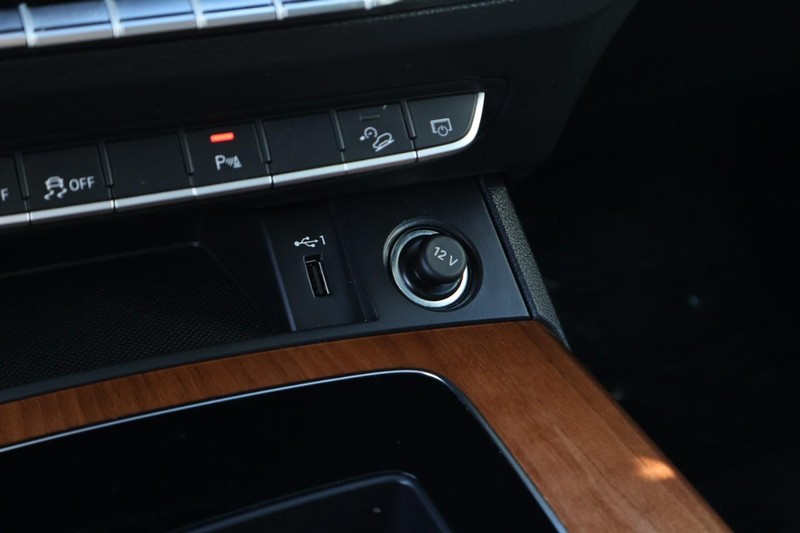 Audi Q5 Vehicle Full-screen Gallery Image 40