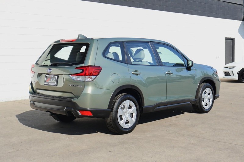 Subaru Forester Vehicle Full-screen Gallery Image 05