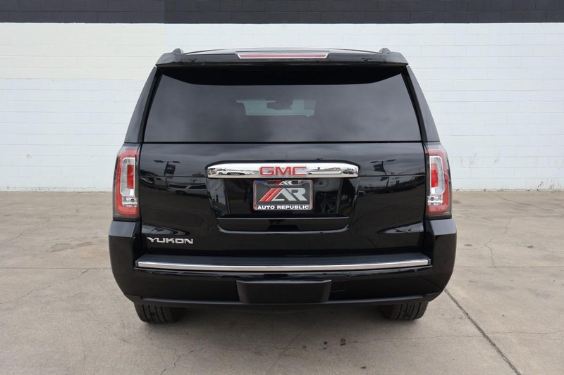 GMC Yukon Vehicle Full-screen Gallery Image 06