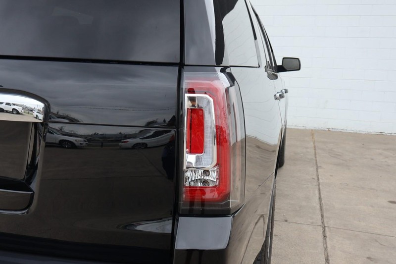 GMC Yukon Vehicle Full-screen Gallery Image 07