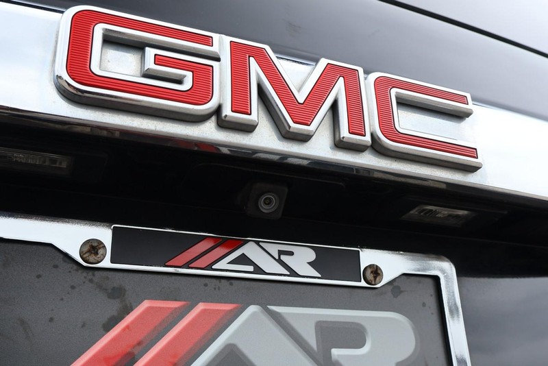 GMC Yukon Vehicle Full-screen Gallery Image 08