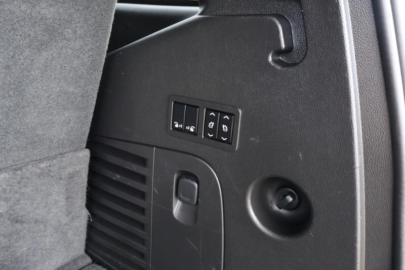 GMC Yukon Vehicle Full-screen Gallery Image 10