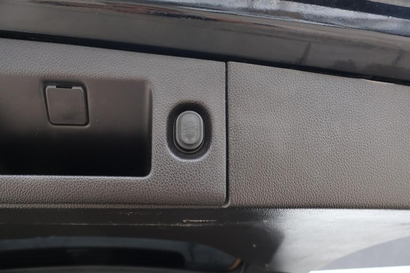 GMC Yukon Vehicle Full-screen Gallery Image 12