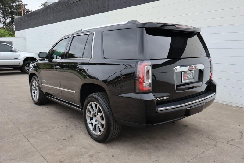 GMC Yukon Vehicle Full-screen Gallery Image 13